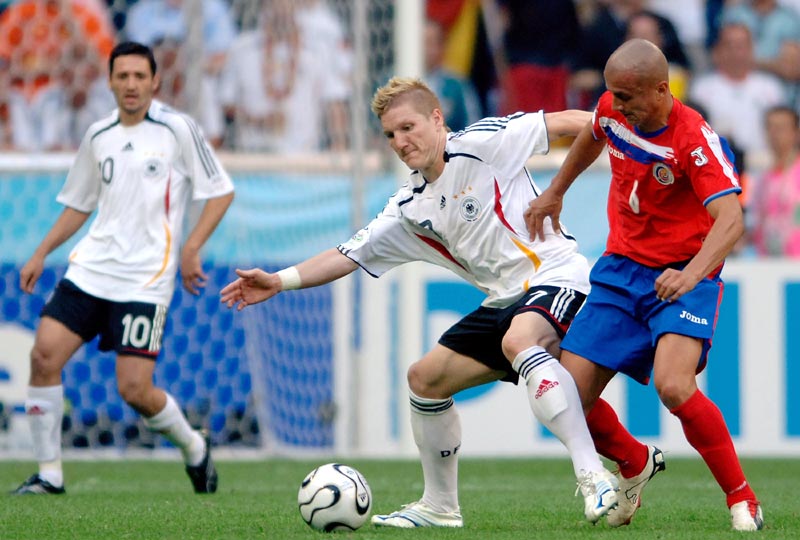 足球世界杯新晋黑马诞生，打法凶猛引世界关注（足球世界杯黑马崛起，凶悍打法引发全球关注）