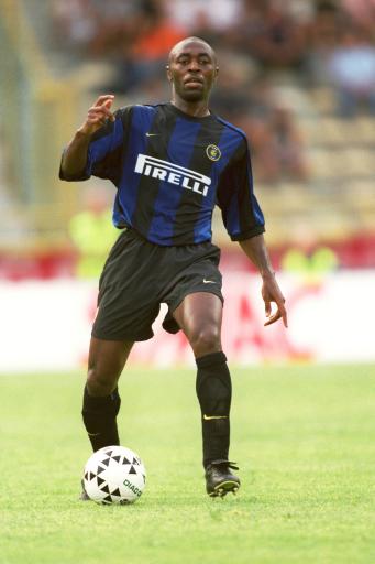 欧联杯八强抽签产生，多场恶战值得期待（欧联杯八强签位出炉，多场强强对话看点十足）