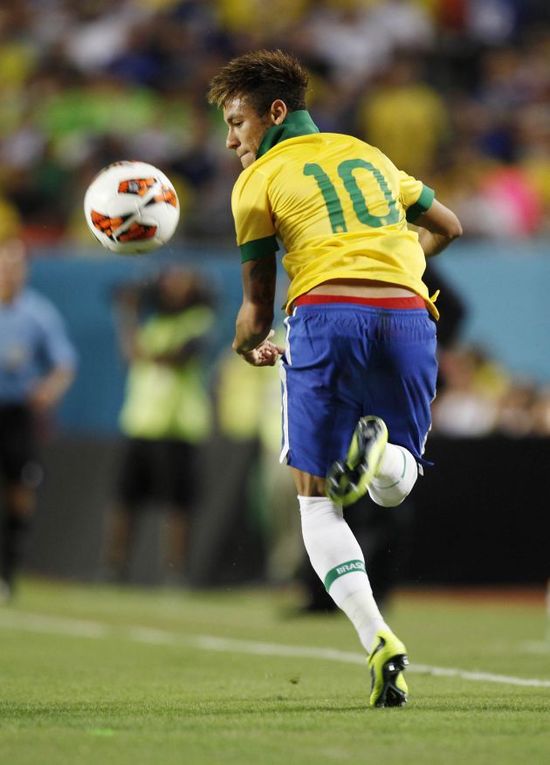 三连冠！上海海港加冕2025赛季中超冠军，摘下队史中超第四星（2025中超封王！上海海港成就三连冠，队史第四星点亮）